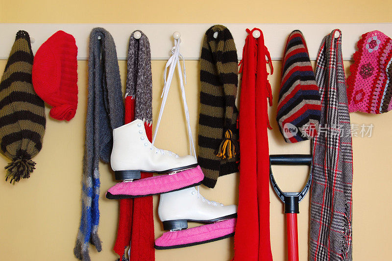 衣服和溜冰鞋挂在衣架上