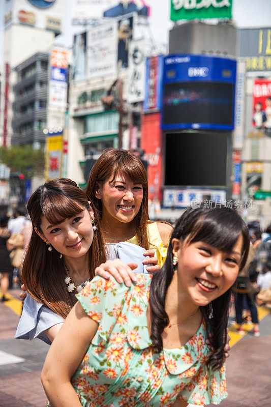 朋友们聚在一起在东京涩谷购物