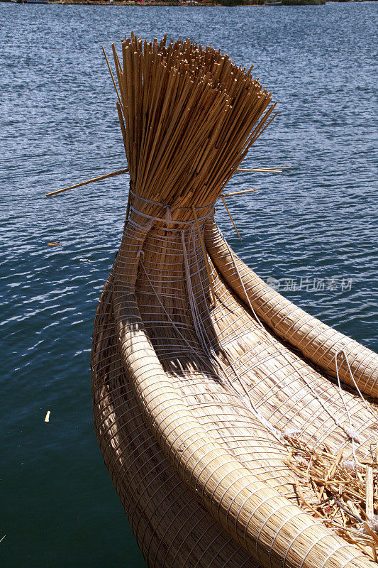 秘鲁乌鲁斯群岛的一艘芦苇船