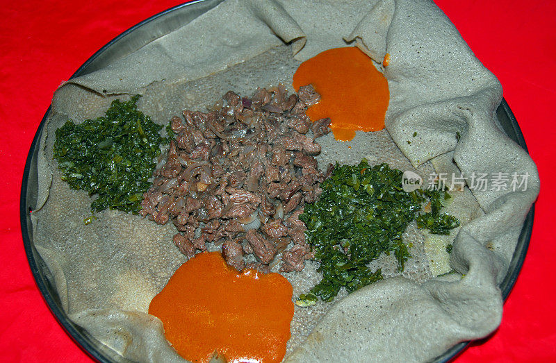 埃塞俄比亚主食:含肉和蔬菜的injera