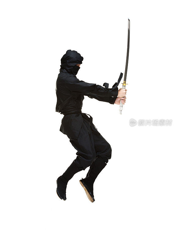 忍者用剑跳跃的侧视图