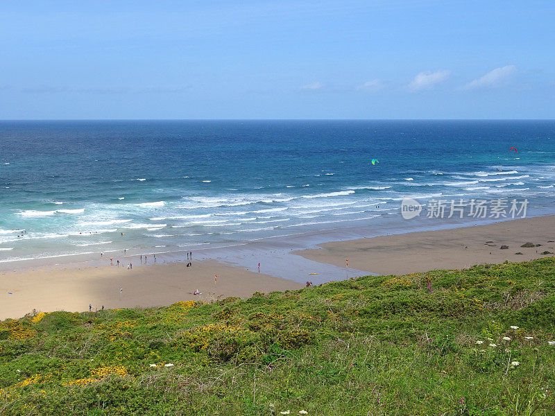 在纽基，康沃尔海滩海岸线上翻滚的大西洋波浪的图像