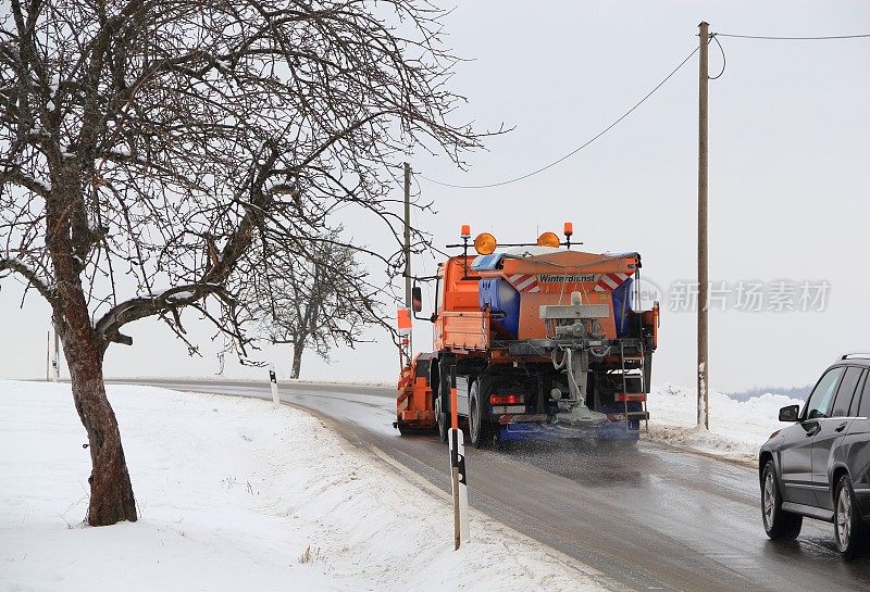 扫雪机在结冰的道路上。