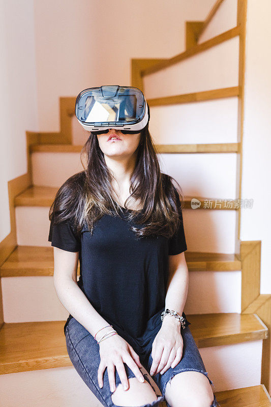 女孩尝试虚拟现实模拟器