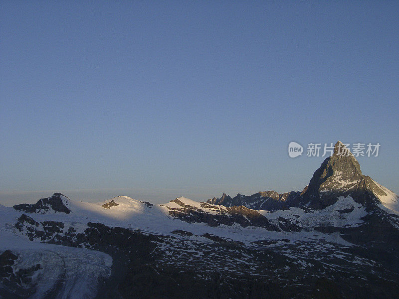 阿尔卑斯山，马特洪山在日出时面向瑞士