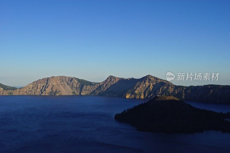 火山口湖晚上