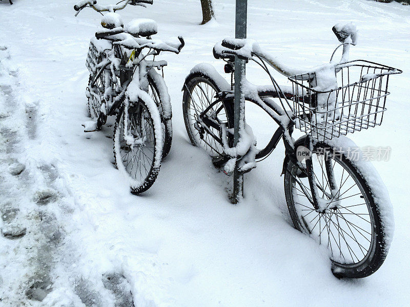 自行车在雪下