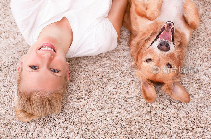 喜欢和狗狗一起铺地毯。