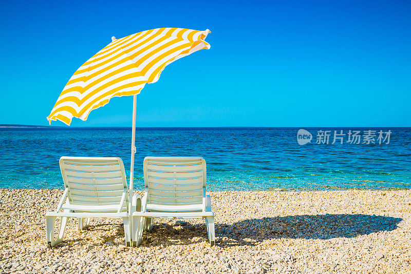 沙滩上的躺椅和雨伞