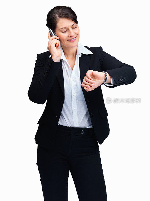 快乐的商务女性一边用手机一边查看时间