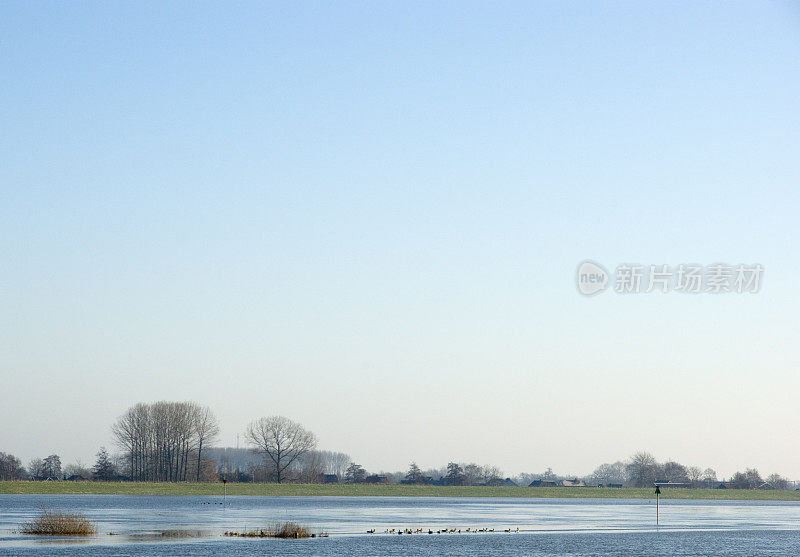 荷兰景观:灯塔淹没了IJssel河