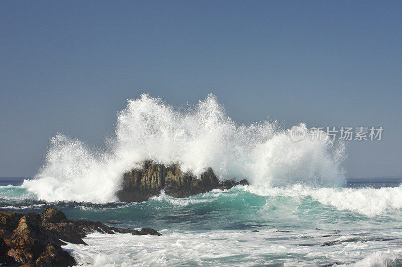 海浪撞击岩石海岸冲浪喷雾