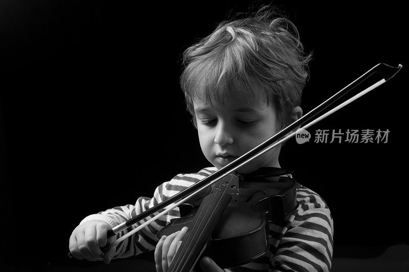 小男孩拉小提琴的肖像