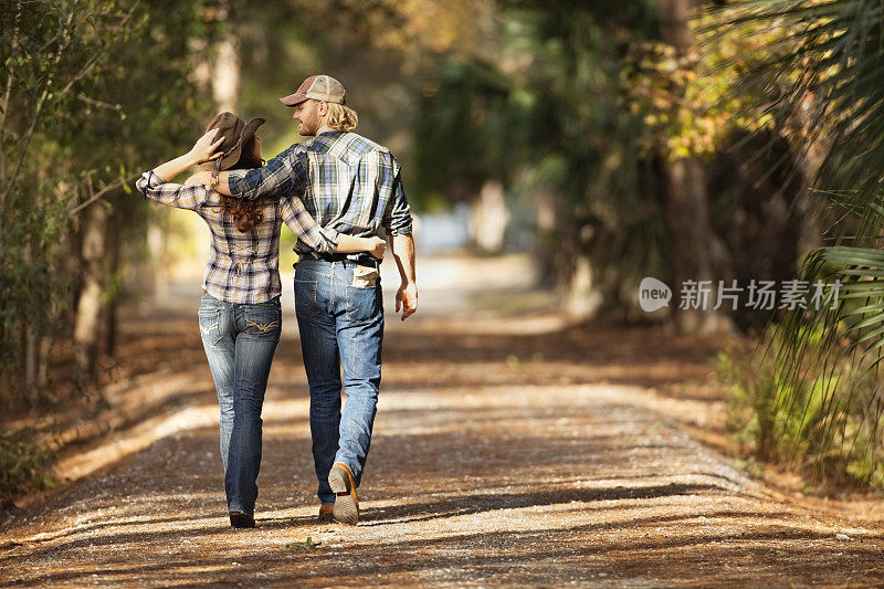 走在林间小路上的夫妇