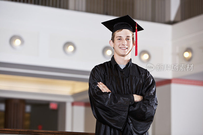 戴着学士帽和学士服的毕业生