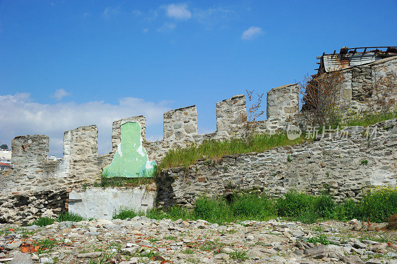 中世纪的城墙遗址