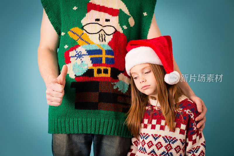 尴尬的小女孩和爸爸，都穿着难看的毛衣