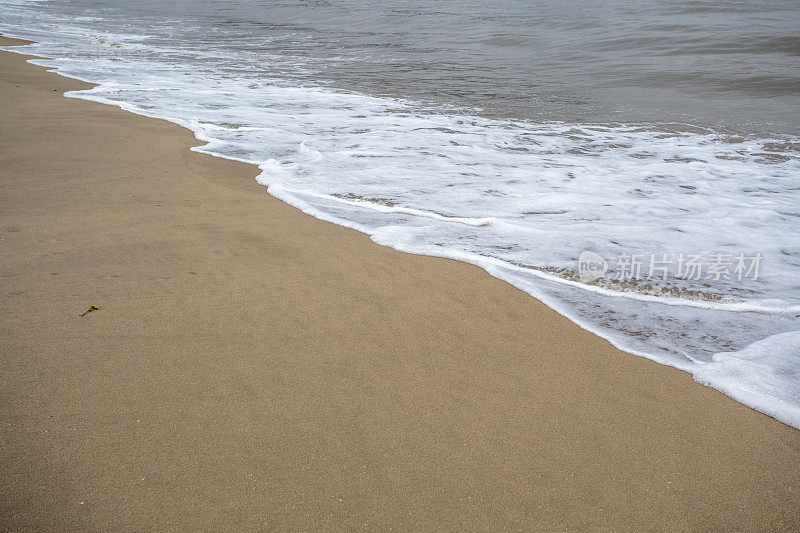 海浪在海滩上冲浪