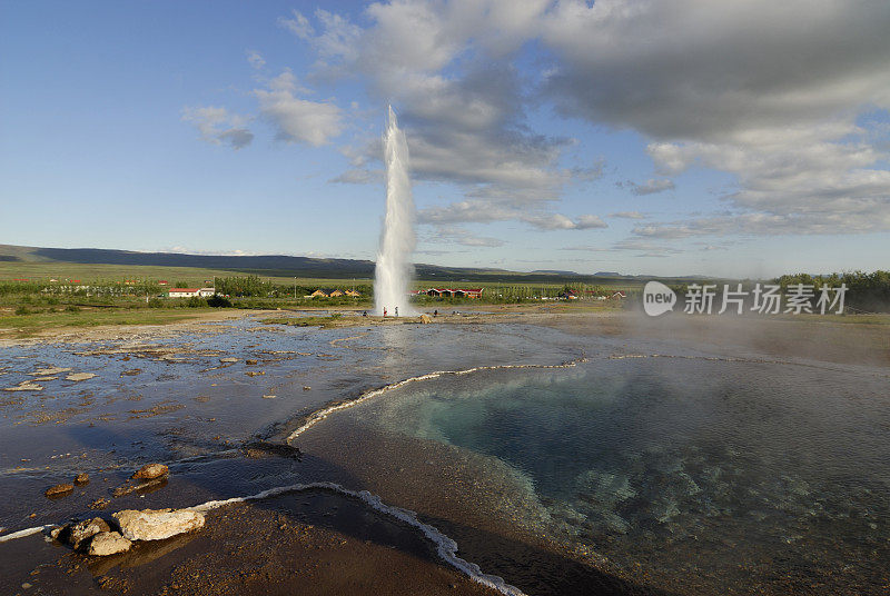 温泉和间歇泉“Strokkur”