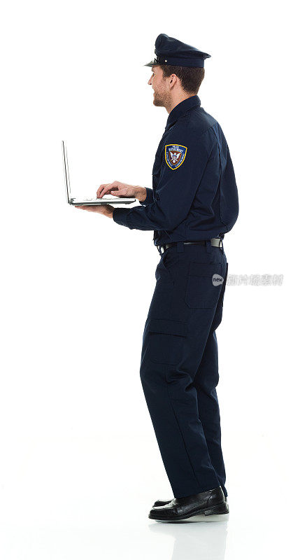 微笑的警察在笔记本电脑上工作