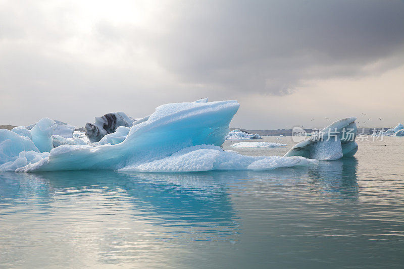 冰岛Jökulsarlon冰川泻湖上的冰山