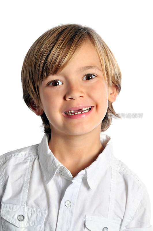 微笑的小男孩缺了两颗门牙
