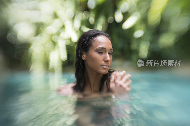 《泻湖上的年轻女子