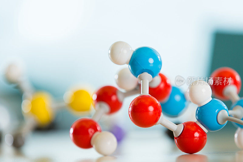 塑料分子教育模型玩具坐在书桌上