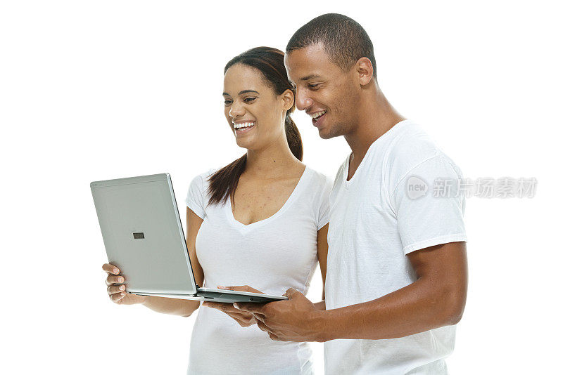 一对在笔记本电脑上工作的幸福夫妇