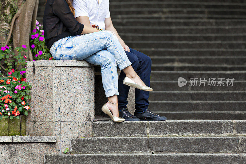 一对亚洲夫妇坐在长椅上