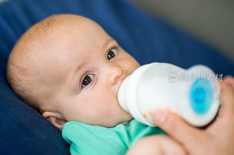 婴儿有奶瓶