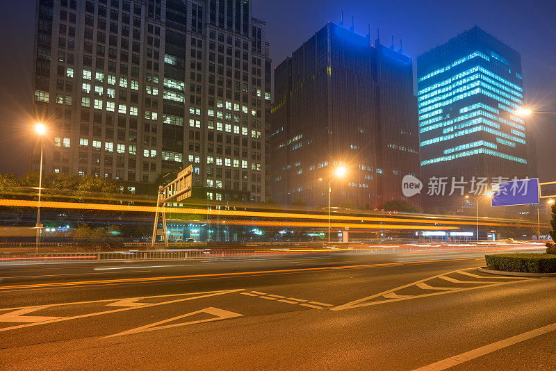 现代化的城市道路和夜间建筑