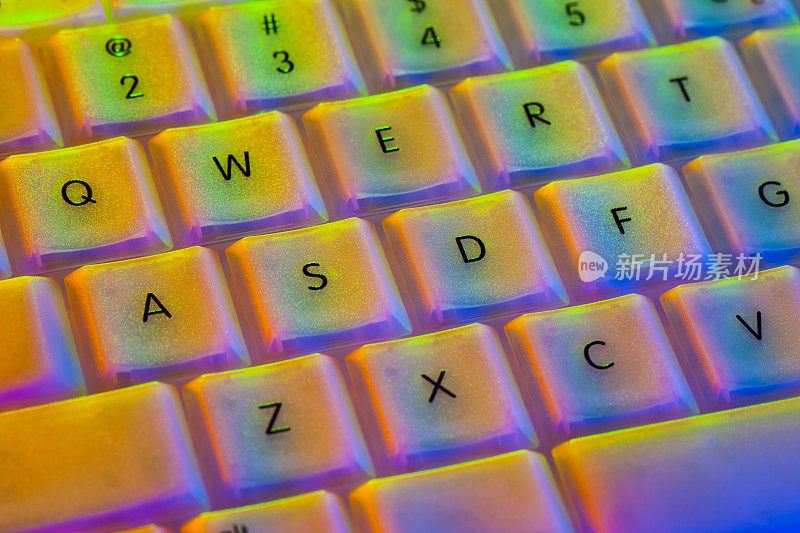 彩虹彩色键盘;特写的钥匙