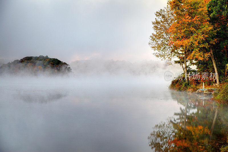 康涅狄格河上的秋雾