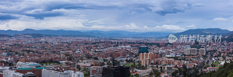 波哥大，哥伦比亚-看北，高角度全景Usaquén地区和更远，在首都城市，从拉卡莱拉的高地在安第斯山脉