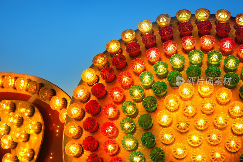 五彩缤纷的游乐园游乐场灯光与充满活力的灯泡背景