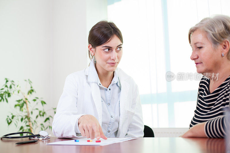 年轻的女医生向老病人诉说