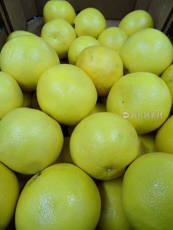 超市、水果店里新鲜、成熟、未上蜡的黄色葡萄柚的形象
