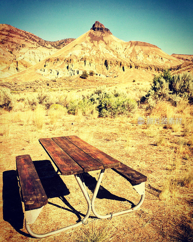 沙漠公园的野餐桌长椅