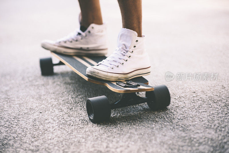 男子在城市街道上玩滑板