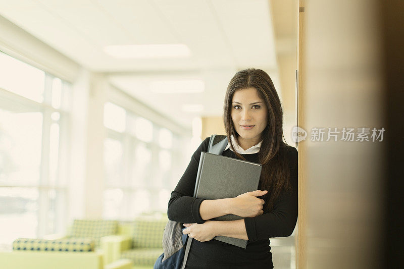 女西班牙裔大学生在图书馆