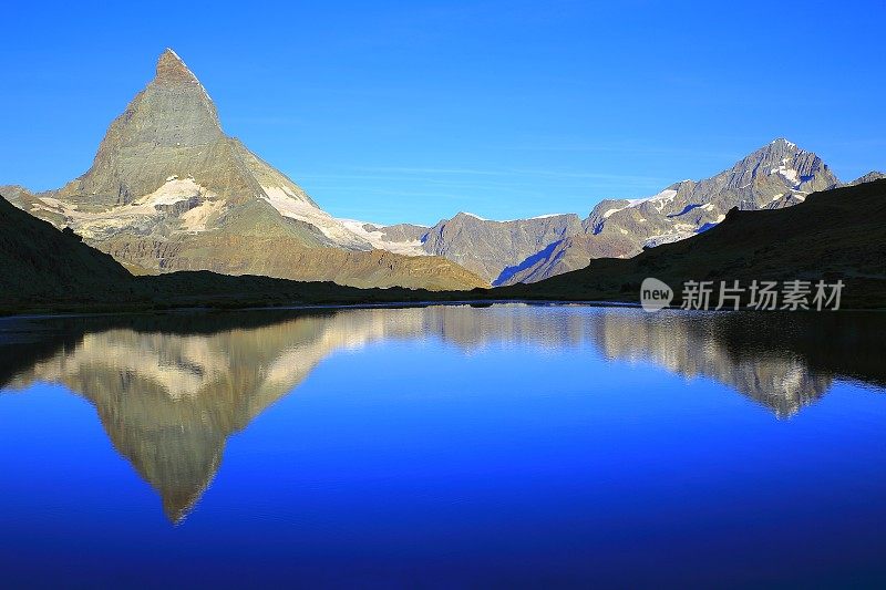 马特洪湖倒影，瑞士阿尔卑斯山脉经典景观，瑞士