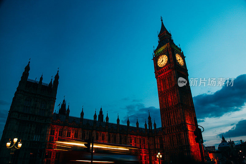 英国伦敦大本钟夜间交通威斯敏斯特桥风景