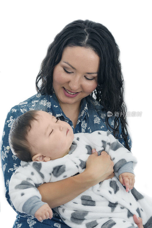 微笑的母亲把熟睡的儿子抱在怀里