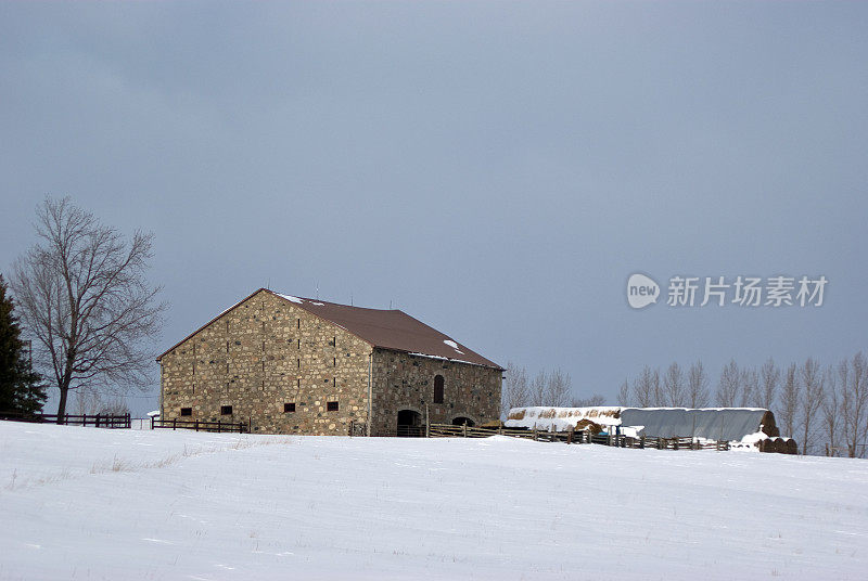 冬天的石头谷仓