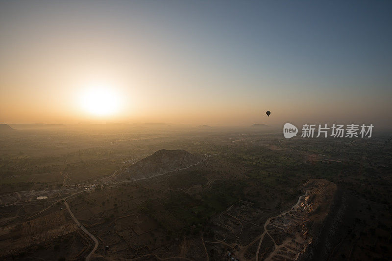 日出时分，印度瓦拉纳西附近的乡村鸟瞰图