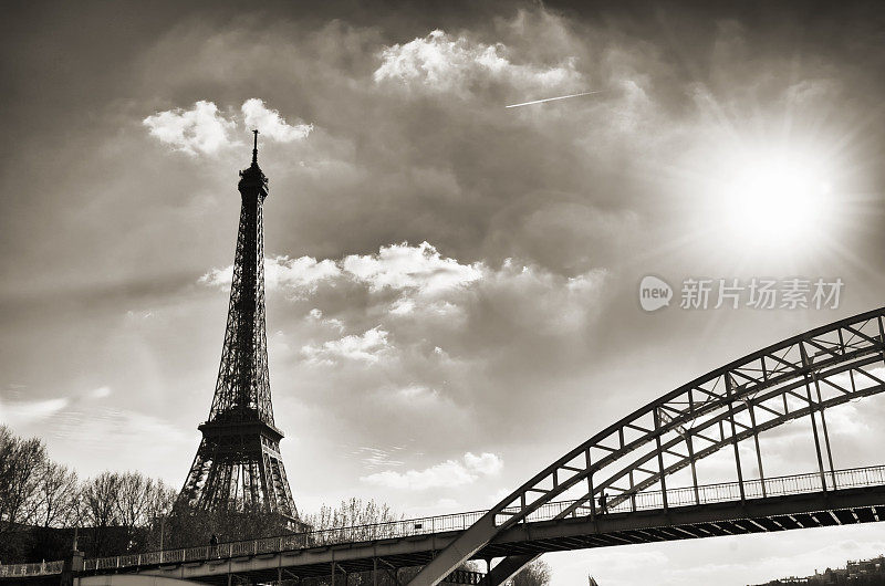 巴黎埃菲尔铁塔上的太阳