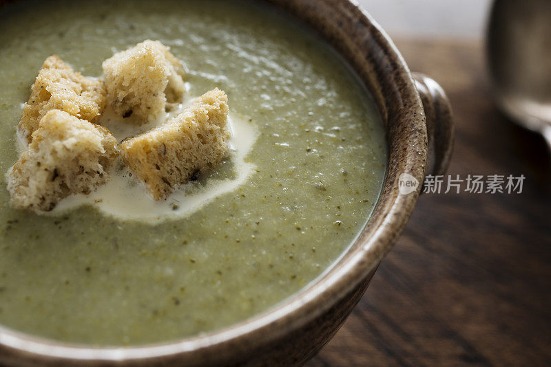 奶油椰菜汤和油炸面包丁