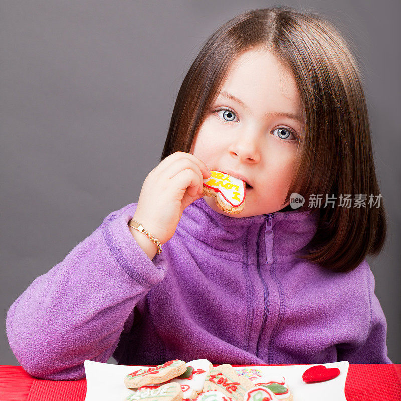漂亮的小女孩在吃饼干