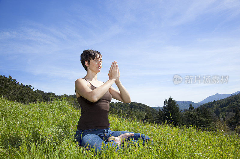 女人在祈祷
